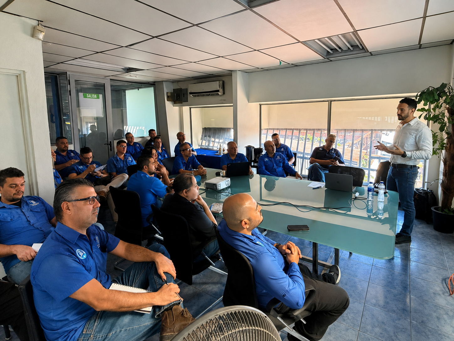 Diego Groisman facilitando una capacitación con un equipo de trabajo